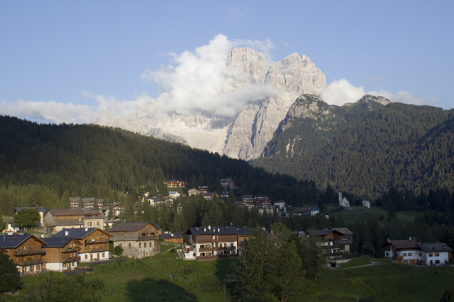 2011-08-17_17-17-56 cadore.jpg - Monte Pelmo im Wolkenkleid bei Abendsonne 